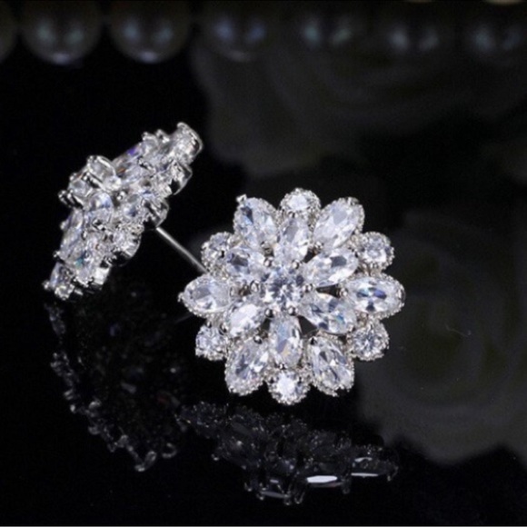 Sterling Silver 5CT Cubic Zircon Flower Snow Crystal Diamond Stud Earrings - Picture 6 of 11
